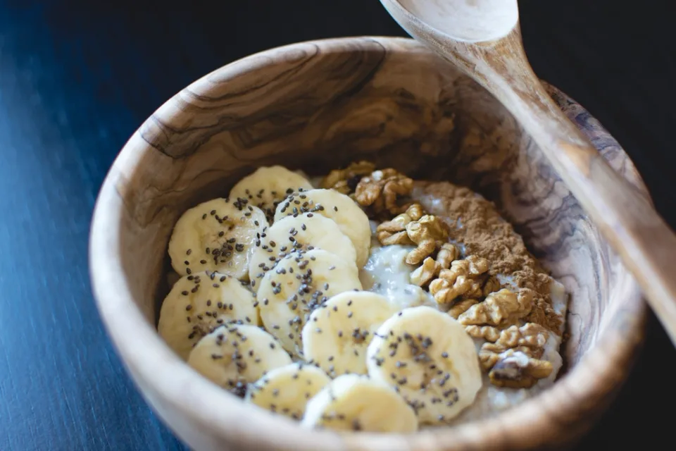 Tigela de aveia com rodelas de banana e nozes